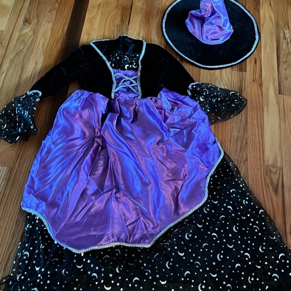 Girls witch costume and hat